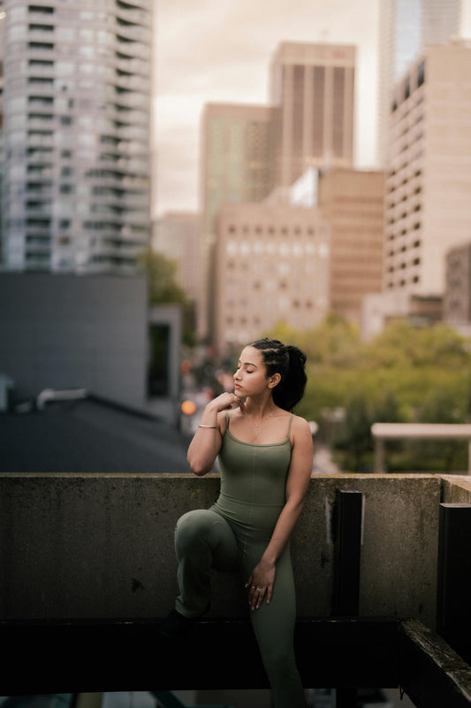 A 2026 Atlanta social oasis yoga clothes guide featuring Kincey Store's V-waist flared leggings, backless strappy sports bras, and buttery soft seamless sets for Midtown Pilates studios, Decatur hot yoga, and Piedmont Park community flows.