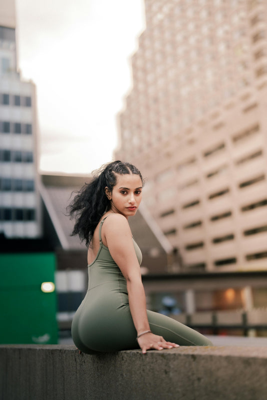 A 2026 Atlanta weekend reset yoga clothes guide featuring Kincey Store's buttery soft seamless sets, V-waist flare leggings, and scrunch activewear for Grant Park, Stone Mountain, Piedmont Park, and Blue Ridge staycation rituals.
