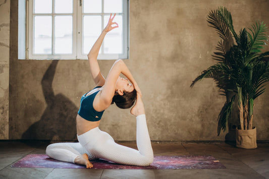 A 2026 coast-to-coast yoga wear guide for Texas women featuring Kincey Store's V-waist crossover leggings, buttery-soft moisture-wicking sets, flare yoga pants, and earth-tone activewear styled for Austin, Dallas, and Houston.