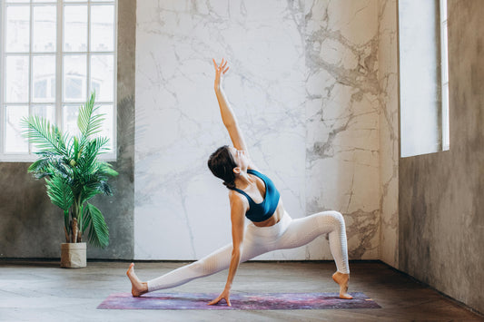 A 2026 Iowa yoga wear editorial featuring Kincey Store's crossover V-waist leggings, buttery soft four-season sets, flare yoga pants, squat-proof interlock knit, and earthy Heartland-inspired color palette of sage, terracotta, and espresso.
