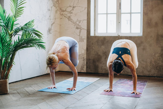 A 2026 style and performance guide to the best yoga outfits for women in Iowa, featuring buttery soft leggings, seamless tops, supportive sports bras, and activity-based outfit tips from Kincey Store.
