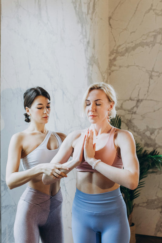 A 2026 Heartland comfort guide to the best yoga clothes for women in Iowa, featuring Kincey Store's V-waist leggings, buttery soft seamless sets, and squat-proof activewear styled for Des Moines, Iowa City, and Ledges State Park.
