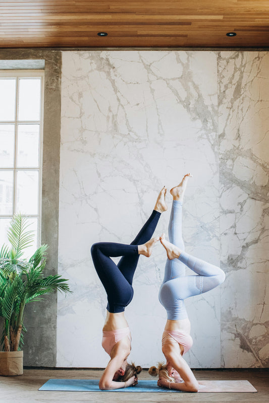 A 2026 Los Angeles activewear styling guide featuring Kincey Store's seamless sets, sand-washed V-waist leggings, and beach yoga essentials for Runyon Canyon hikes, Malibu beach sessions, and Silver Lake brunch outfits.