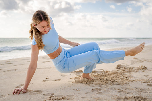The Urban Horizon: Why the Best Yoga Clothes for the Lake Michigan Waterfront Master the Four-Season Challenge