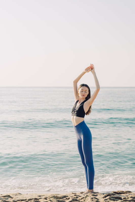 Lakeshore Logic: Why the Best Yoga Clothes for the Lake Michigan Waterfront Master the Urban Four-Season Challenge