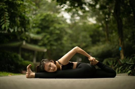 A 2026 Denver 5,280 Reset yoga clothes guide featuring Kincey Store's buttery soft seamless sets, V-waist flared leggings, and scrunch activewear for LoDo professionals, Sloan's Lake sunsets, Washington Park flows, and Cherry Creek Pilates studios.