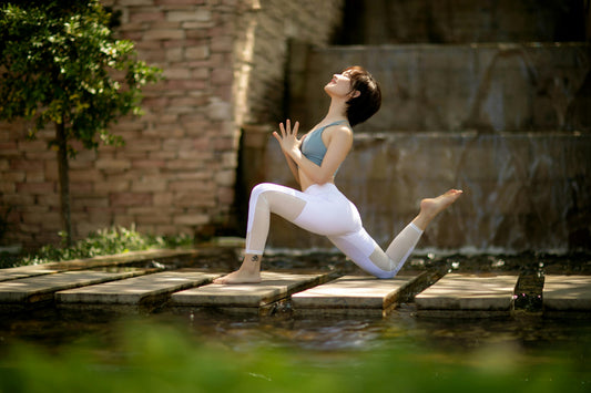 A 2026 Denver Mountain-to-Mat yoga clothes guide featuring Kincey Store's squat-proof leggings, V-waist flared sets, and buttery soft activewear for Red Rocks hikes, LoDo gyms, Cherry Creek Pilates studios, and Washington Park recovery flows.