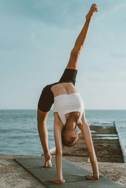 A 2026 Heartland comfort guide to the best yoga clothes for women in Iowa, featuring Kincey Store's sand-washed V-waist leggings, buttery soft seamless sets, and versatile activewear picks for Des Moines, Iowa City, and Ames.