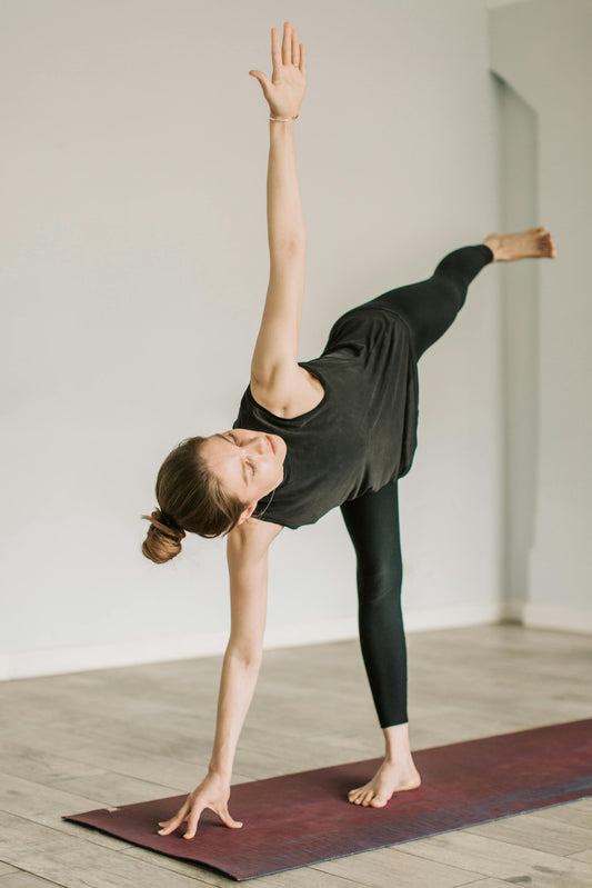 A 2026 post-commute yoga clothes guide for Atlanta women featuring Kincey Store's buttery soft V-waist leggings, seamless earth-tone sets, and squat-proof activewear for Buckhead, Decatur, Sandy Springs, and Chastain Park.