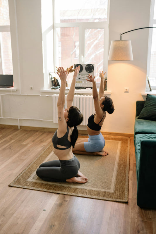 A 2026 Heartland elegance yoga wear guide featuring Kincey Store's NYC-inspired V-waist crossover leggings, buttery-soft seamless sets, urban flare yoga pants, and minimalist earth-tone activewear for Iowa women.
