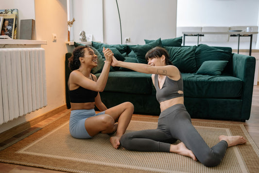 A 2026 Chicago 312 Edit yoga wear guide featuring Kincey Store's V-cut crossover leggings, micro-ribbed seamless sets, studio-to-street flare yoga pants, and kinetic earth-tone activewear for Lincoln Park, Logan Square, and the 606 Trail.