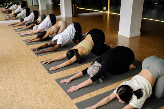 A 2026 expert buying guide on how to choose yoga pants in California, covering breathable fabrics, performance features, lifestyle-based selection tips, and top picks from Kincey Store.